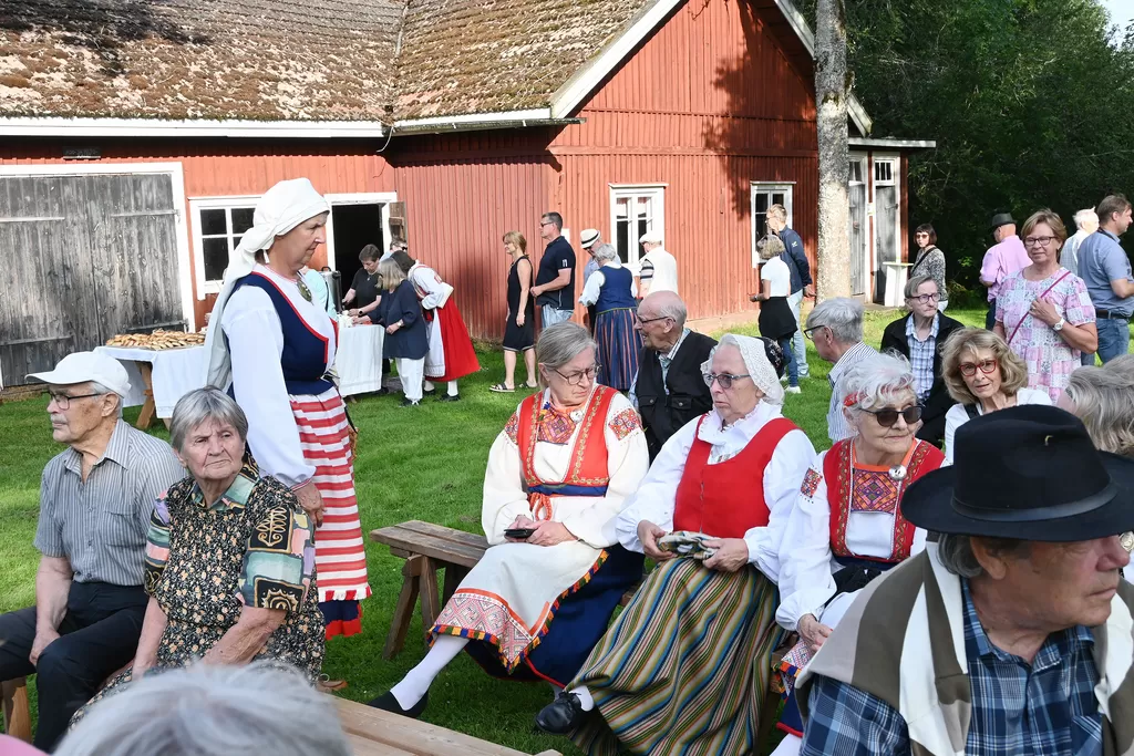 Kalanti-päivänä hulmusivat kansallispukujen helmat | Vakka-Suomen Sanomat